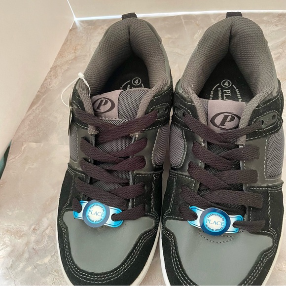 Children’s Place boys sneaker. Leather upper balance man. Size US 4. New - Picture 4 of 11